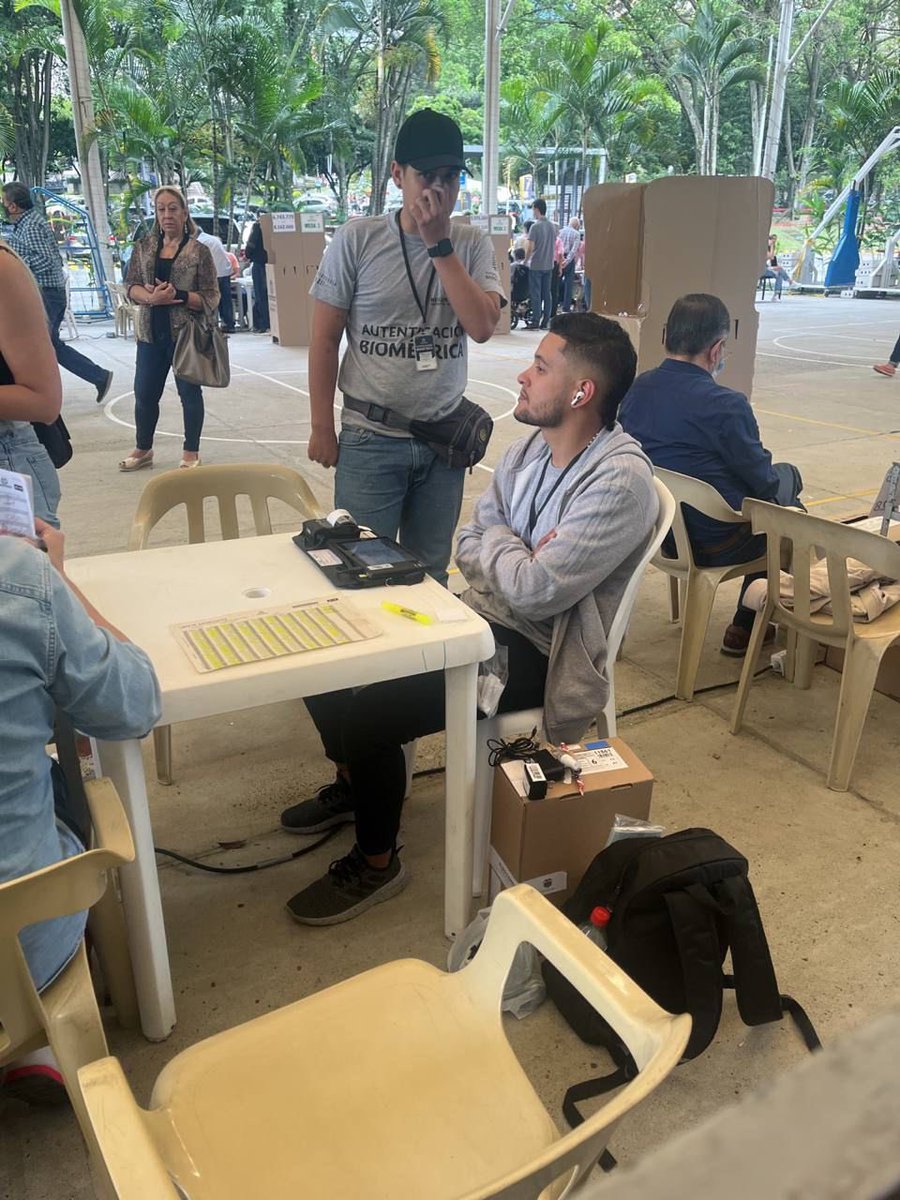 noemizulu's tweet photo. DENUNCIA CIUDADANA.!

Este jurado el del audífono blanco, se paró con un voto en la mano lo marcó y lo depositó. Mesa 11 de EAFIT
Tengo dos testigos 
Cesar González 
El Chacal https://t.co/IqJ1C4R3nK