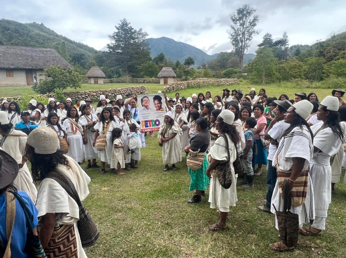 AtiQuigua's tweet photo. En el centro de votación de nuestra capital sagrada Nabusimake llegan pobladores de distintas comunidades como Makogueka, Manchukwa o  Kurakata, quienes caminan horas para en comunidad expresar su apoyo por un gobierno sensible a cuidar del corazón de la tierra. #1500Latidos 🏔️💓 https://t.co/XwFJ11PUCb