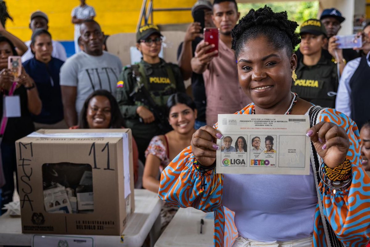 FranciaMarquezM's tweet image. Hoy comienza #LaNuevaHistoria para Colombia. Vamos pueblo que sí se puede. #VamosAVivirSabroso. A las 4 se cierran las urnas. Invitamos a las colombianas y colombianos para que se acerquen a las urnas y voten. El Cambio es en las urnas. ❤️✊🇨🇴