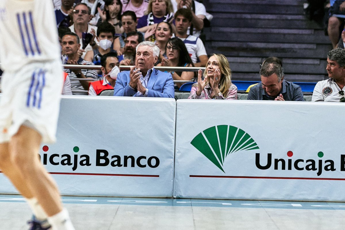KylianZone_'s tweet photo. Carlo Ancelotti animando al Real Madrid de basket. Este tío es mi padre. https://t.co/WHgQZlzyRh