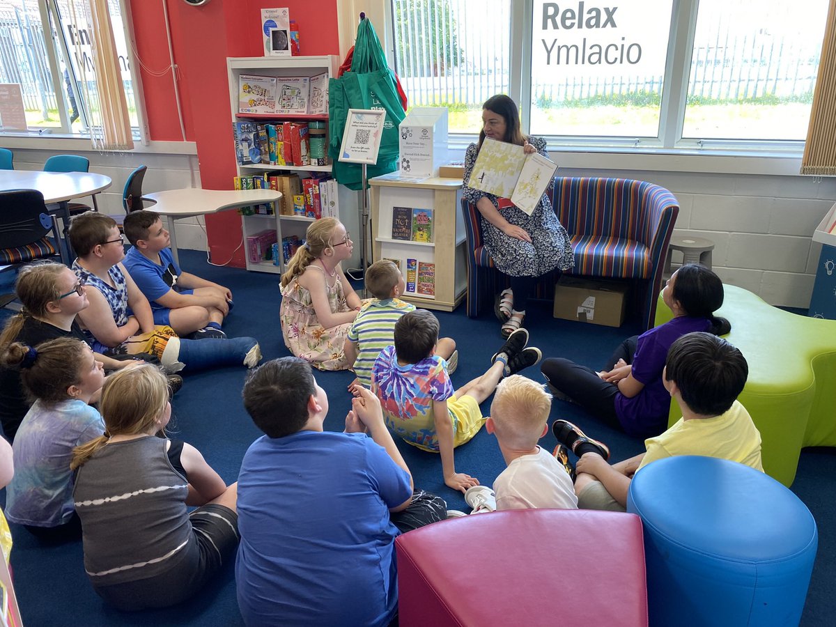 BubsyTownhill's tweet photo. Thank you to Sue and Carys at Townhill library for a wonderful visit! We read a funny story, did a planet hunt and came away with some lovely prizes and some random acts of kindness donated by Townhill Knitting Community 📚☺️ #tcsllc #tcsistf #tcsjstf @LibraryLine https://t.co/Ym11vOCQUe