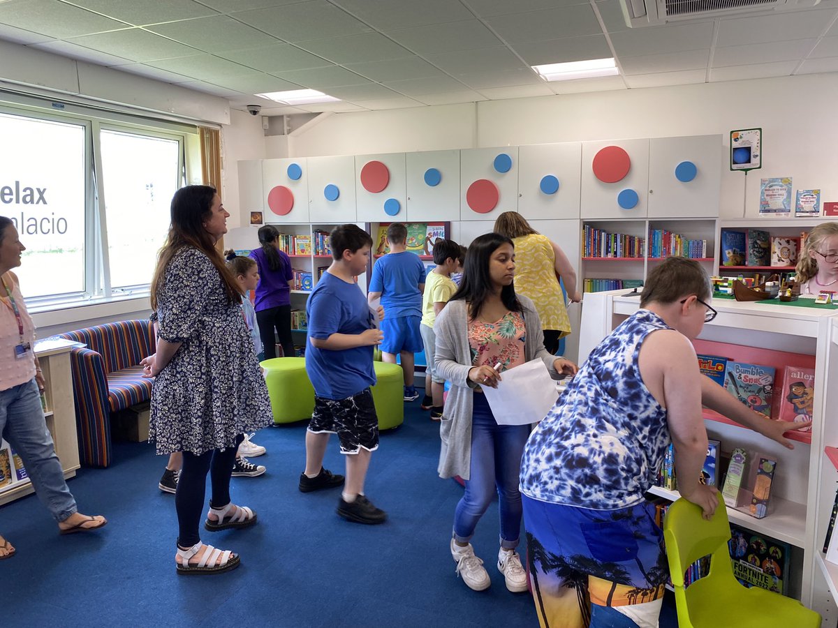 BubsyTownhill's tweet photo. Thank you to Sue and Carys at Townhill library for a wonderful visit! We read a funny story, did a planet hunt and came away with some lovely prizes and some random acts of kindness donated by Townhill Knitting Community 📚☺️ #tcsllc #tcsistf #tcsjstf @LibraryLine https://t.co/Ym11vOCQUe