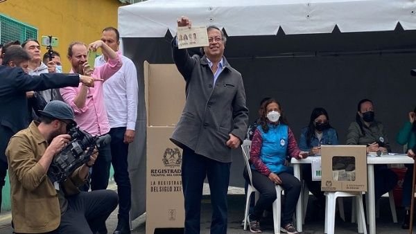 RoqueRLian's tweet photo. Este domingo, @colombia vuelve a las urnas para elegir, en segunda vuelta electoral al nuevo presidente (2022-2026). 
@petrogustavo , de la coalición de izquierda Pacto Histórico se enfrenta a Rodolfo Hernández, de la Liga de Gobernantes Anticorrupción. #PetroPresidente https://t.co/a8H4cG9Iqz