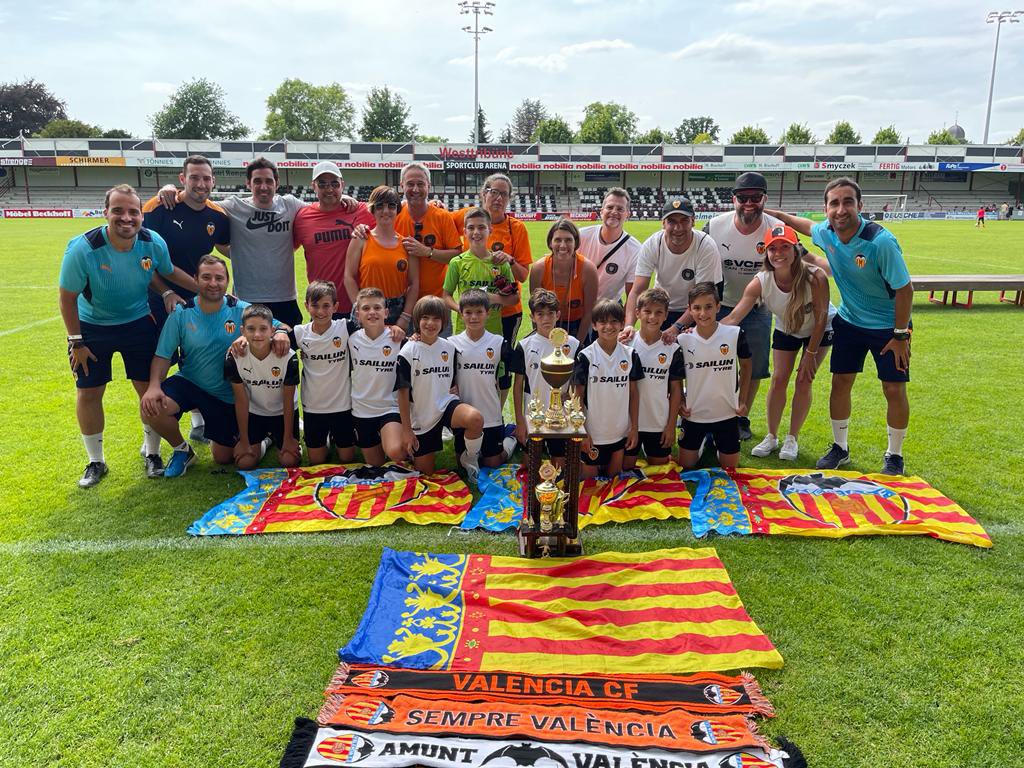 Academia_VCF's tweet photo. 🏆 ¡𝘾𝘼𝙈𝙋𝙀𝙊𝙉𝙀𝙎!

👏 Nuestro #BenjamínVCF A, campeón del torneo internacional SP Sport Junior U-10 disputado en Alemania 🇩🇪

💪 Enhorabuena por la gran experiencia vivida

#ADNVCF 🦇 https://t.co/Xm4cfdUvGN