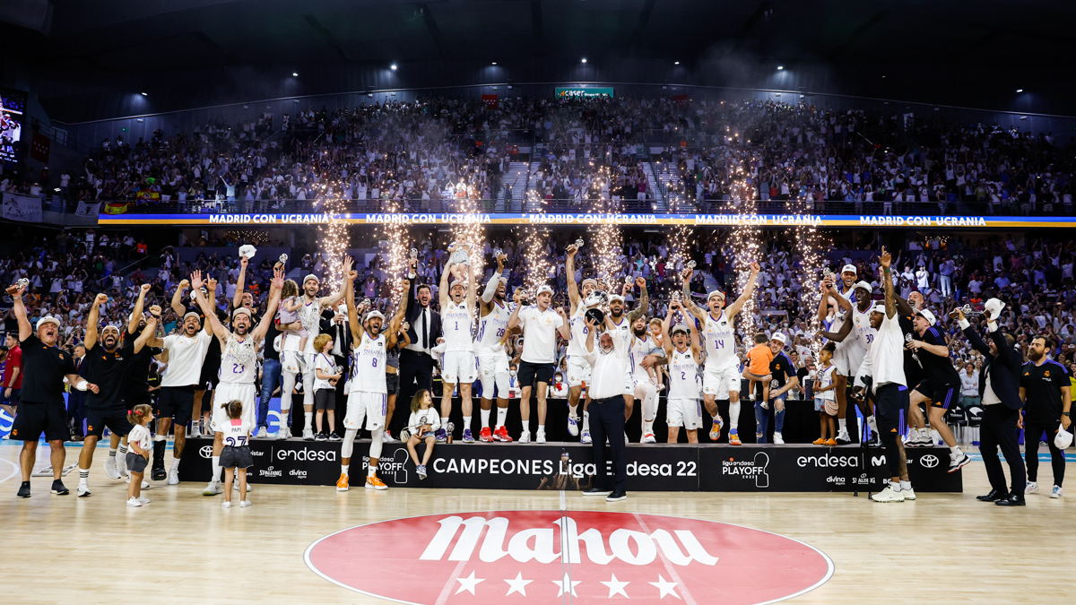 RMBaloncesto's tweet photo. 🎉 ¡CAMPEONES! 🎉
#36Ligas | #HalaMadrid https://t.co/Of5SO8cwHp