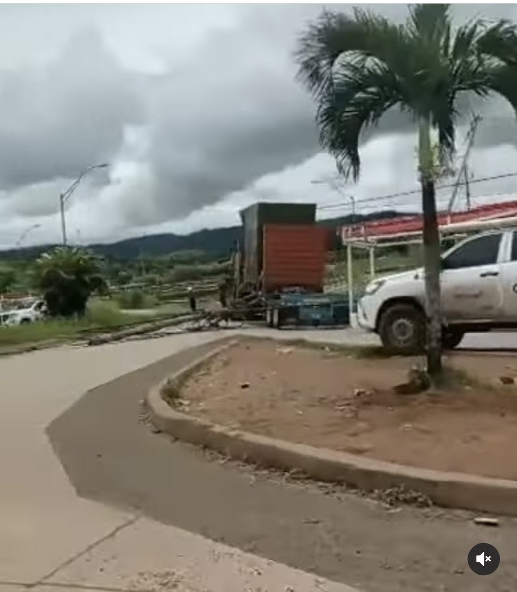 Vehículo de carga colisiona poste en la salida del Centenario en Burunga lo que ha provocado la falta de suministro <a href="/NaturgyPa/">Naturgy Panamá</a>