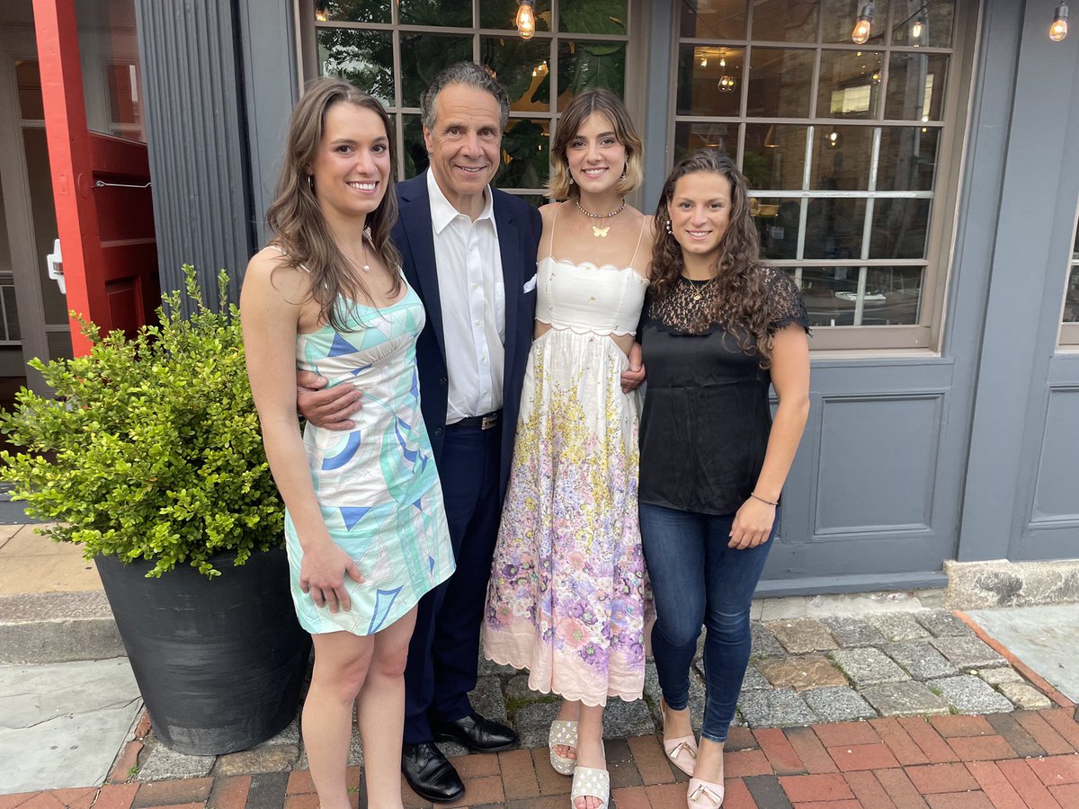 andrewcuomo's tweet photo. Happy Father’s Day to all the dads out there! https://t.co/PB7vUGVjrx