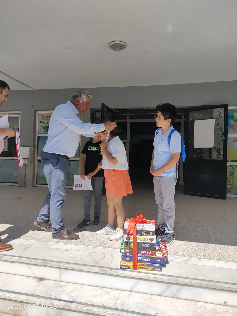 SehitBorsa's tweet photo. Yerel ve Ulusal ölçekte gerçekleştirilen Zeka Oyunları Turnuvalarında derece giren öğrencilerimize ödülleri Okul Müdürümüz Mevlüt AVCU ve Danışman öğretmenleri tarafından takdim edildi.
@MevltAVCU14 
@ErhanBaydur1 
@ispartamem https://t.co/uJfn8ccSrQ