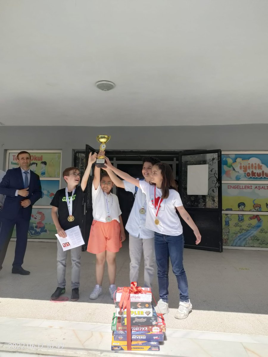 SehitBorsa's tweet photo. Yerel ve Ulusal ölçekte gerçekleştirilen Zeka Oyunları Turnuvalarında derece giren öğrencilerimize ödülleri Okul Müdürümüz Mevlüt AVCU ve Danışman öğretmenleri tarafından takdim edildi.
@MevltAVCU14 
@ErhanBaydur1 
@ispartamem https://t.co/uJfn8ccSrQ