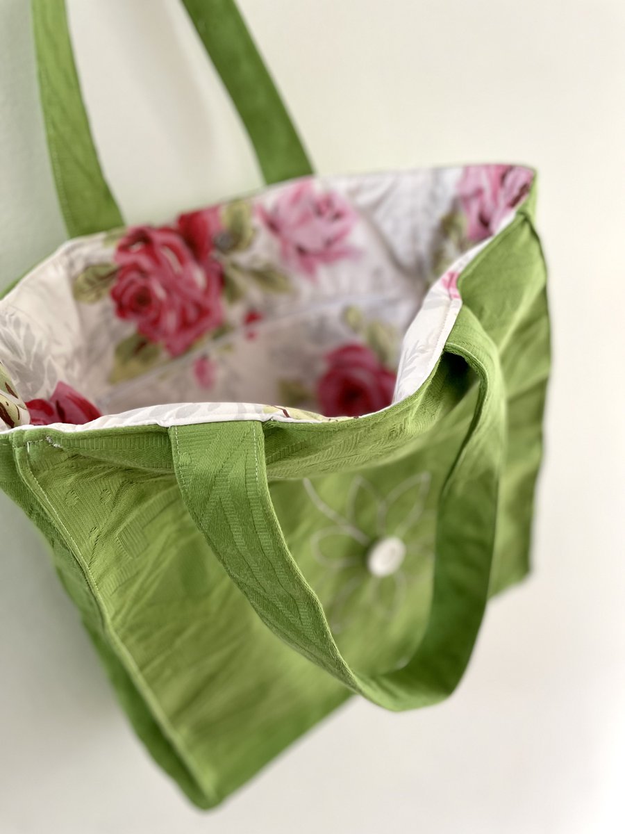 The substantial shopper. Bright grass green and embroidered flower exterior with rose flowered interior. Includes an internal zip pocket. 
#shopindie #handmadeHour #wonaninbizhour #Craftbizparty #ukmakers #brumHour #celebsinbizhour #StrongerTogether #handmadeBags