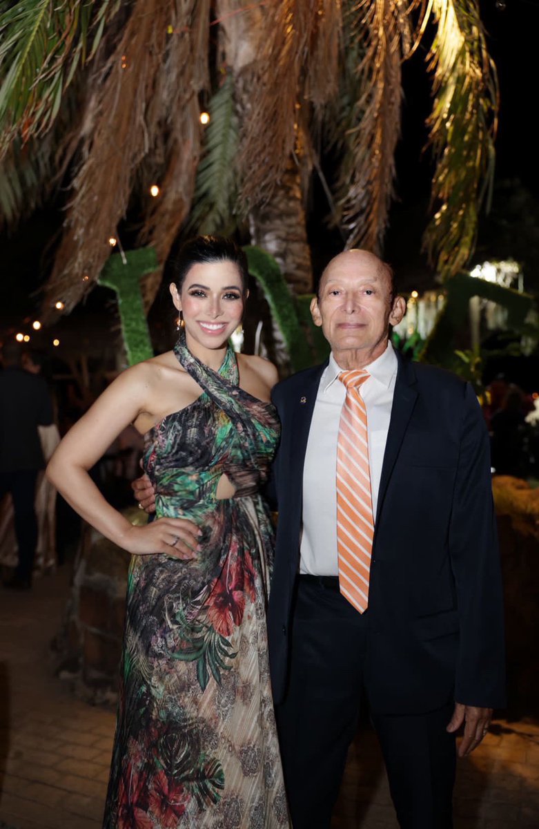 Feliz Día del Padre a todos los papás, en especial a mi Papi, mi mayor orgullo es ser tu hija 💙 Gracias por ser mi faro de luz en medio de tanta oscuridad.