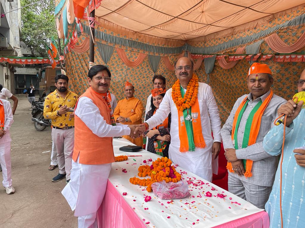 BBTyagiOfficial's tweet photo. आज #राजेंद्र_नगर_विधानसभा उपचुनाव हेतु बूथ संख्या 63,65 व 66 पर जनसंपर्क किया तत्पश्चात पदयात्रा में अपने सभी सम्मानित साथिगणों के सम्मिलित हुआ।।
#BJPWillWinRajinderNagar 
#bjp_4_delhi https://t.co/GtMIPYeBpc