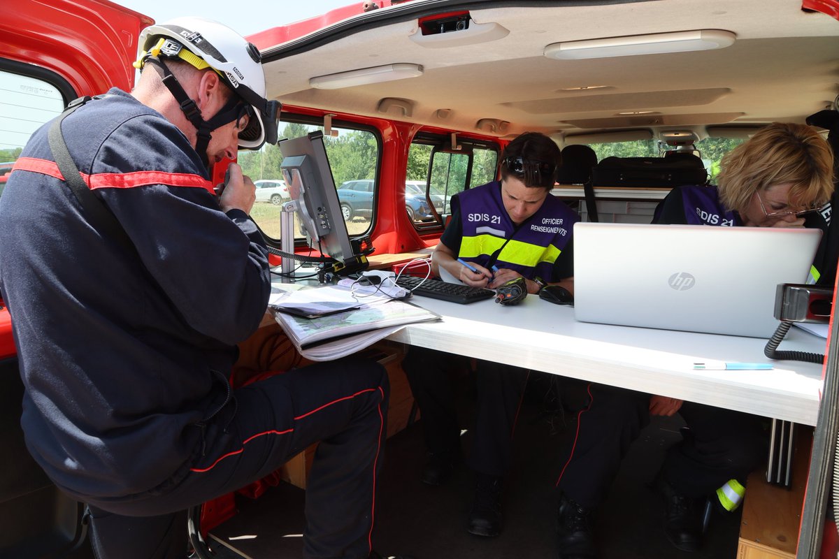 sdis21's tweet photo. 🔥 Feu de forêt à #Selongey : 135 sapeurs-#pompiers engagés, 47 engins sur les lieux dont 24 camions citernes. Renforts des @sdis_10, @sdis25, @SDIS_89, @sdis70, @sdis52. 

➡️ Les opérations seront de longue durée. https://t.co/zx7EdZ7BpR