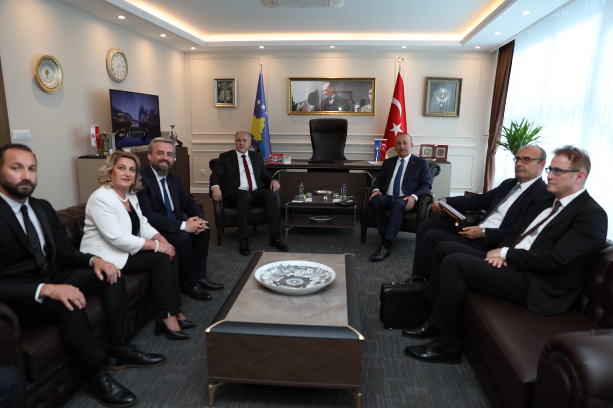 kdtp_org's tweet photo. Bakanımız ve Genel Başkanımız @DamkaFikrim, T.C. Dışişleri Bakanı @MevlutCavusoglu'nu, #KDTP Genel Merkezinde ağırladı. 
Oldukça verimli geçen görüşmeye Milletvekilleri Enis Kervan ve Fidan Brina Jılta, Genel Başkan Yrd ve Genel Sekreter Varol Bekteş katılım gösterdi.  🇽🇰🇹🇷 https://t.co/bYUa8e2AGp