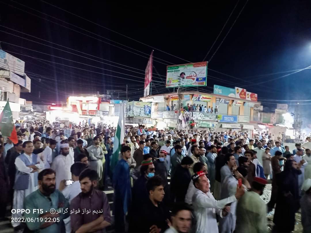 _KPUpdates's tweet photo. پاکستان تحریک انصاف ضلع اپر چترال میں چیئرمین عمران خان کی کال پر امپورٹڈ حکومت کی جانب سے مہنگائی کیخلاف بھرپور احتجاج ریکارڈ کیا گیا.
#مہنگائی_نامنظور
#ChitralProtest https://t.co/hLuLBZLkFe