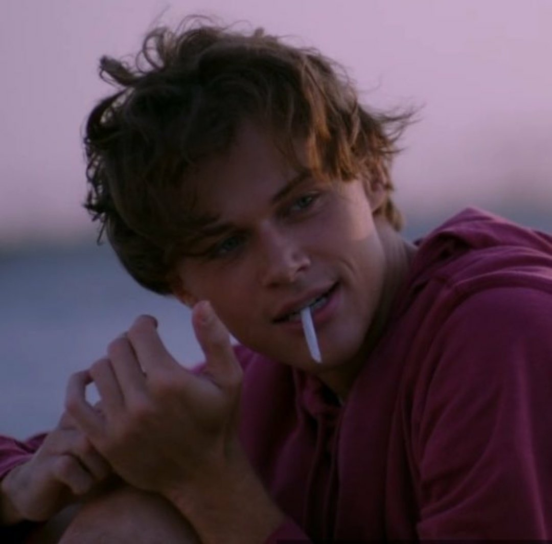 __HStpwk__'s tweet photo. Io che puntualmente in ogni serie mi vado ad innamorare del ragazzo che nasconde i propri sentimenti, con i capelli alla Dicaprio, che fuma e che fa un po' lo stronzo. EBBENE SÌ CONRAD TI AMO #TheSummerITurnedPretty https://t.co/iqhony14rC