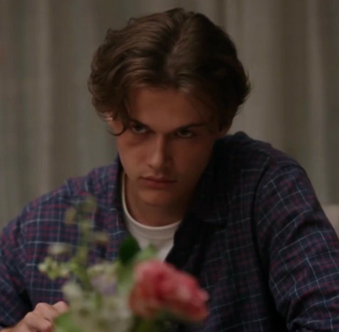 __HStpwk__'s tweet photo. Io che puntualmente in ogni serie mi vado ad innamorare del ragazzo che nasconde i propri sentimenti, con i capelli alla Dicaprio, che fuma e che fa un po' lo stronzo. EBBENE SÌ CONRAD TI AMO #TheSummerITurnedPretty https://t.co/iqhony14rC