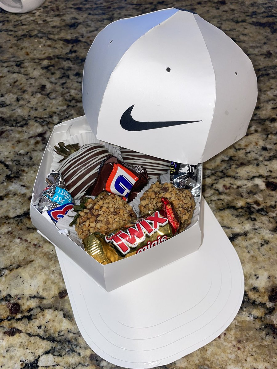 stephhannie7's tweet photo. Strawberry Hat Boxes 💙 #happyfathersday #Miamistrawberries https://t.co/OTYQzepSlY