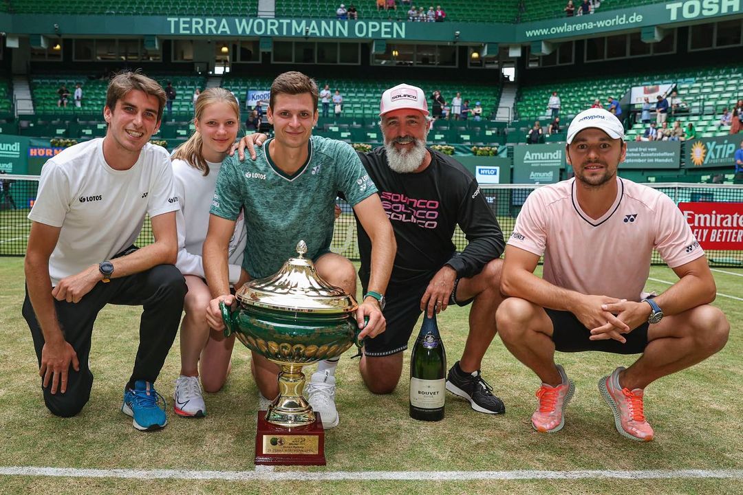 HubertHurkaczFC's tweet photo. Udanego tygodnia! 💪🏆😊
***
Have a great week! 💪🏆😊
📸 @HubertHurkacz / Instagram
#Hubi #Hurkacz #Halle #TeamHH #TWO22 #TWO #TERRAWORTMANNOPEN22 https://t.co/11HgAfxanw