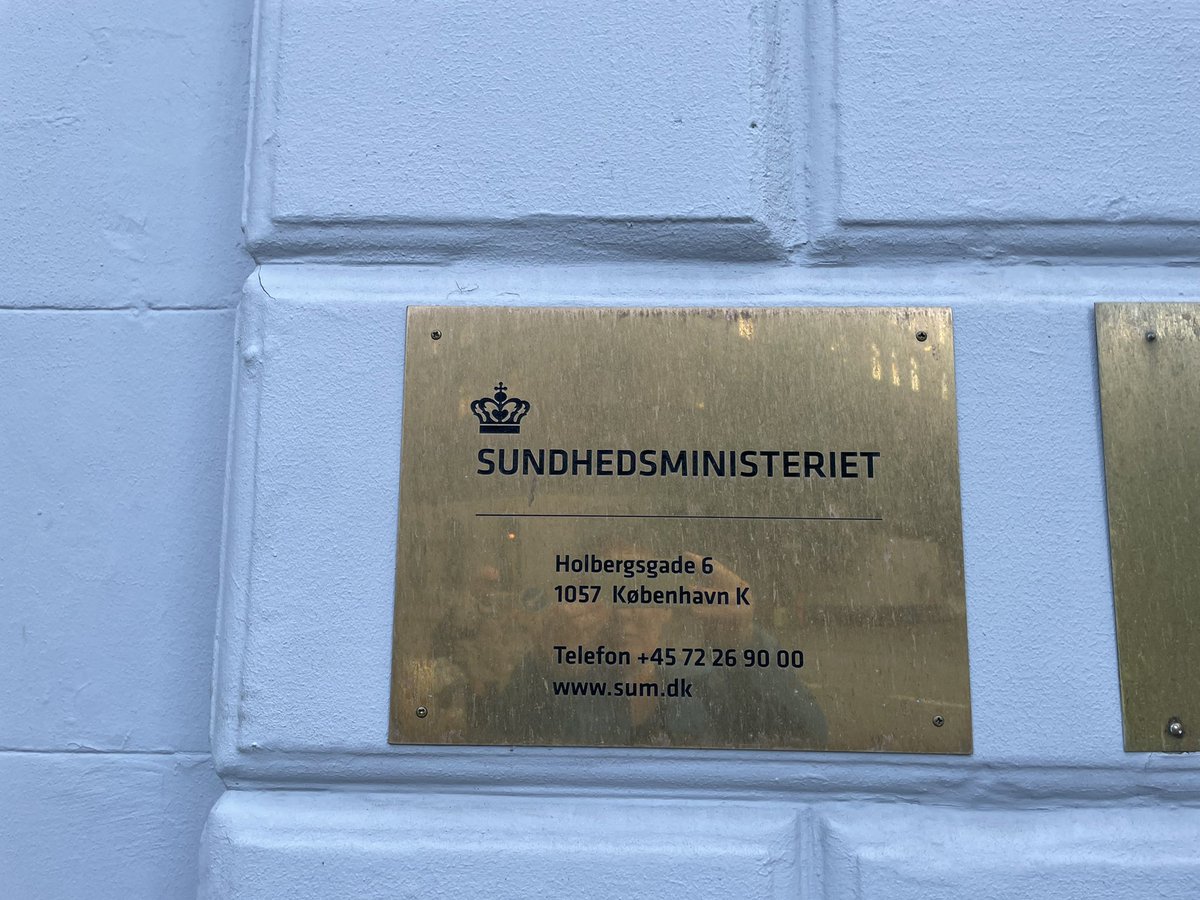 trinestou's tweet photo. En sørge march på vegne af vores sundhedsvæsen. Det er triste udsigter for patienter og personale med de økonomiaftaler der er lavet . Det handler om politisk vilje og om vores fælles velfærd @Heunicke #sundpol #dkpol @NWammen #rip #sundhedvæsen @regeringDK https://t.co/K0vPWUkfdm