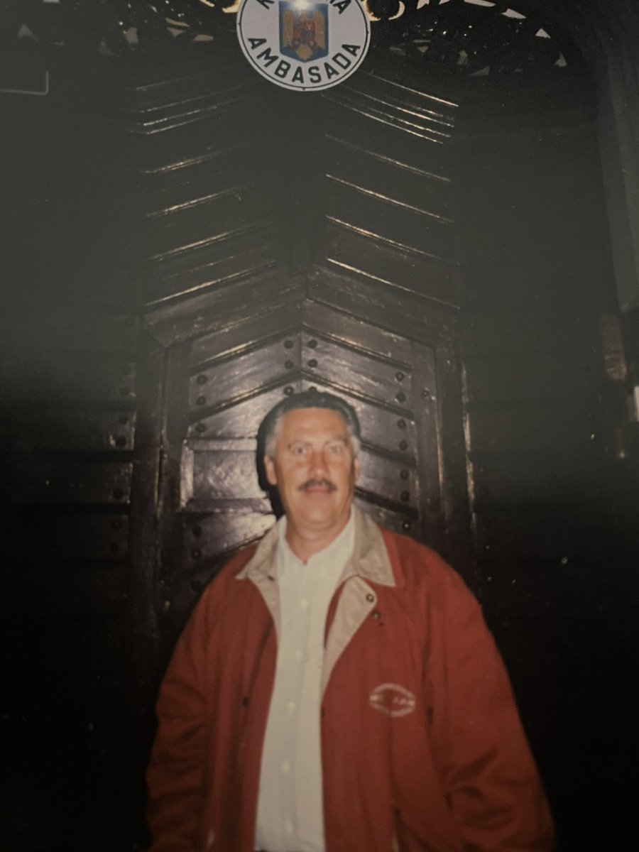 Feliz día del padre. Papi te extraño mucho. Siempre serás en mi corazón , mi héroe .