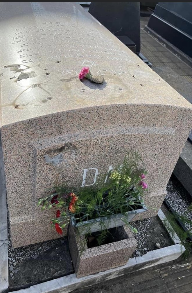 Repudio total al acto antisemita realizado hoy en el Cementerio Israelita de Avellaneda robaron todas las placas de bronce y todas las tumbas destrozadas la de mi viejo sólo se robaron las placas hijos de mil putas hoy Día del Padre que no tengo! @inadi @WolffWaldo @InfoAMIA