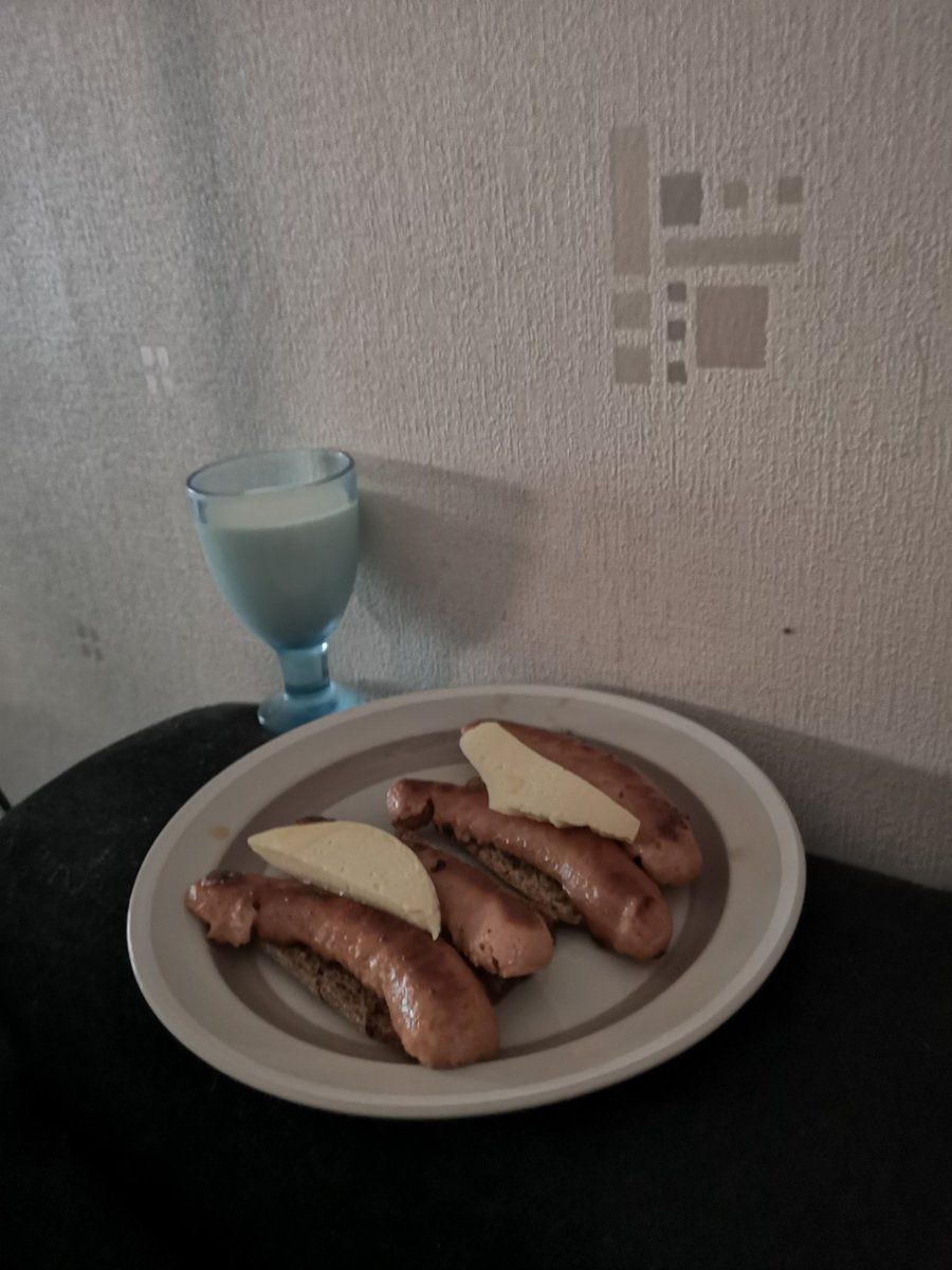 JuhaTenhonen's tweet photo. Ku poika kyseli, et voiks hää olla viel kamujen kaa, ku ei oo nälkä. Ni annoin tietty luvan ja tein ihelle palasta telkun ääreen #koskavoin #aikuisetsaa #äijäiltapala #hk #kabanossi #salamicheddar #Oululainen #ohuttäysjyväruis molemmat #punalappusii #oltermanni #puukkosiivu https://t.co/Zq3IAmsxQ6