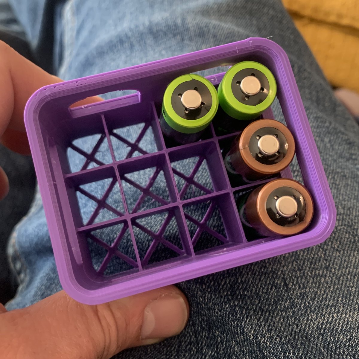 Little beer crate for batteries!

Nice little print that. I’m pretty pleased and it means that the rechargeable batteries for my Oculus aren’t just floating about on a shelf somewhere.