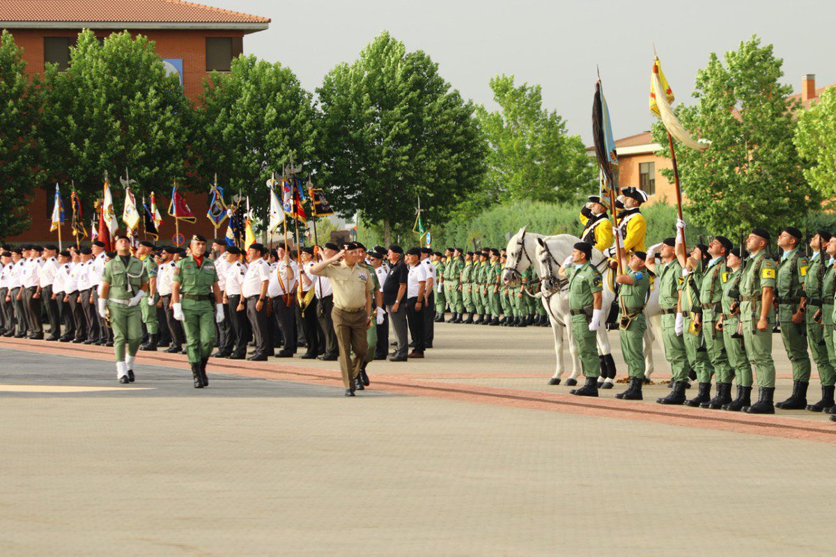 FUTER_ET's tweet image. Finalizado el XVII Encuentro de Veteranos Paracaidistas🪂, ha permitido a aquellos que nos precedieron en la #BRIPAC, recuperar los recuerdos dormidos en el tiempo.
#SomostuEjército.