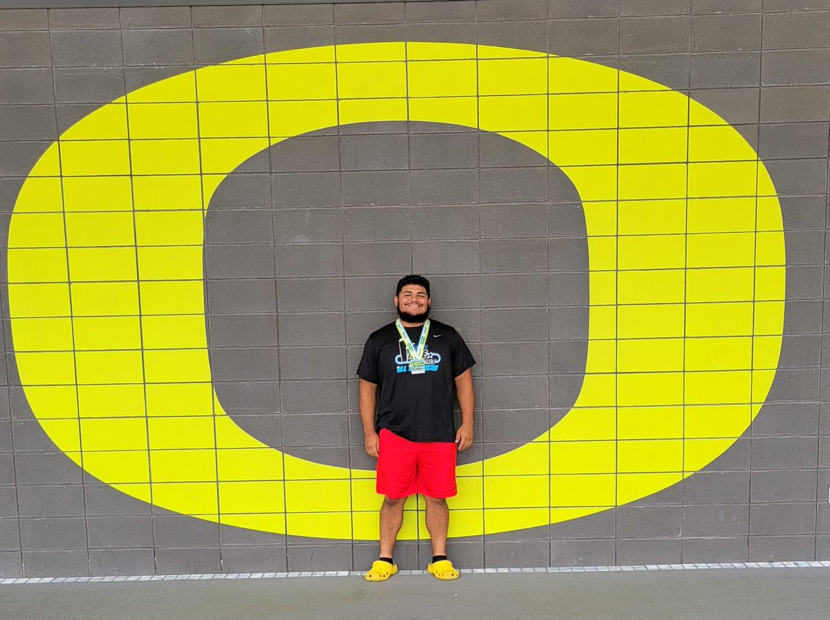 PinonesRuby's tweet photo. What a meet your Nike All American Silver medalist. 🙏 He had a huge last throw and new PR. Thank you to everyone who helped make this possible. Big things coming 🙌
#TeamPinones
#NikeNationals
#Shotsfired
#blessedyoucallmemom
#Hisnumberonefan https://t.co/VElVmhjM1k