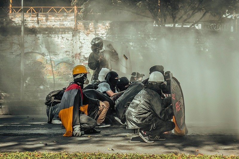 mlm_red's tweet image. La burguesía aceptó a Petro en la presidencia pero aún no ha sido derrotada la mafia y el paramilitarismo. El pueblo debe mantenerse alerta. No renunciar a las demandas del levantamiento popular. 
¡A la calle por libertad para los presos políticos!