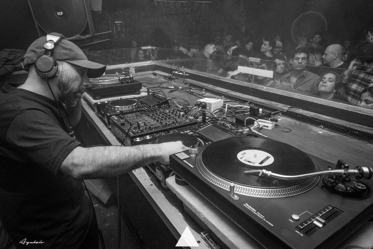 jmbenedetti's tweet image. &amp;gt;SORPRESAAA!.. Anoche surgió  poner musica de incógnito en el templo Under Club ; porque ÉSA es (precisamente) la escencia del #NoLineUp.
Musicón de punta a punta, y un placer compartir cabina junto a Jorge Ciccioli  y Oh.mio 🇵🇾