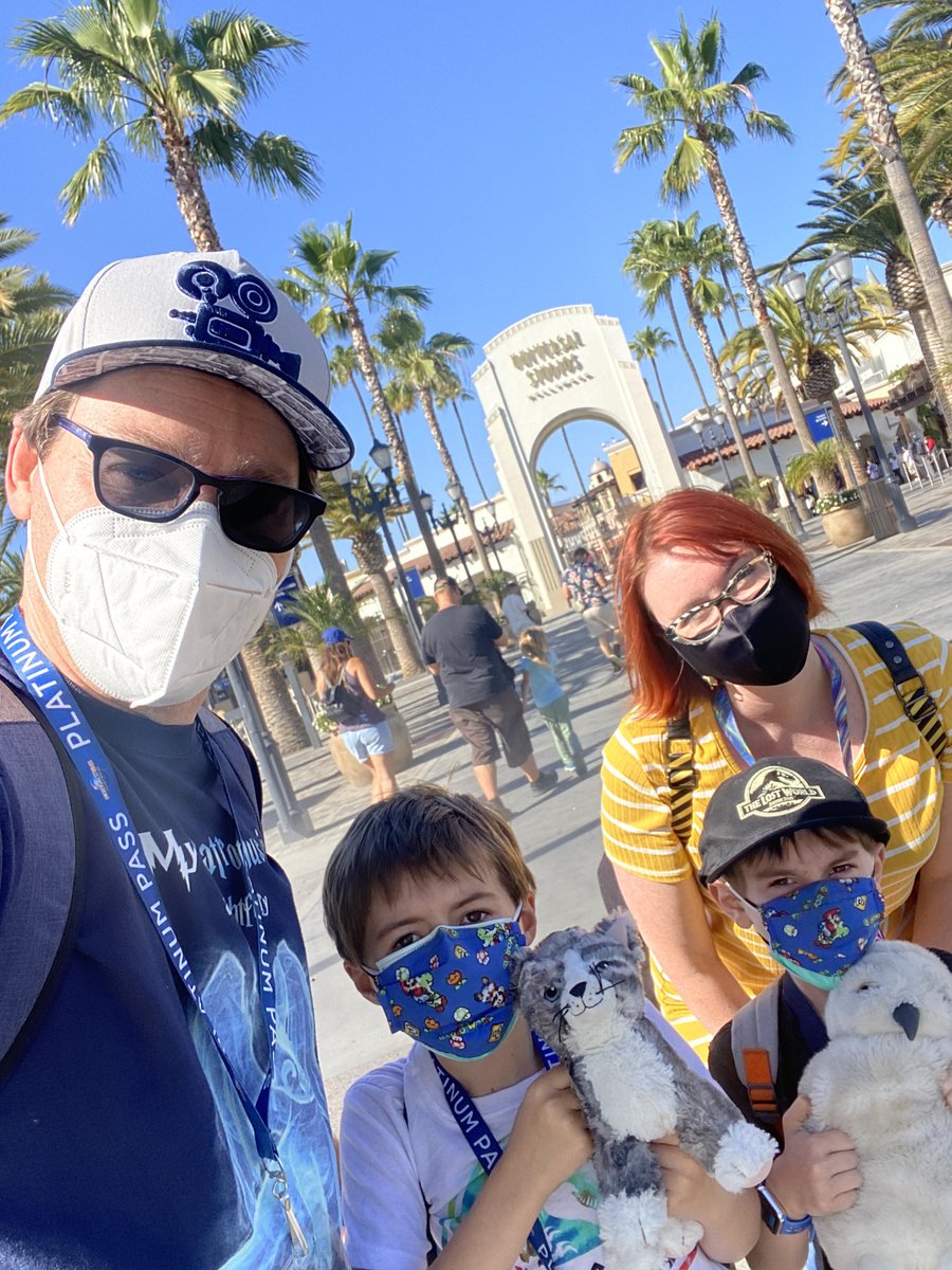 WanderWhimsyFam's tweet photo. Finally caught a billboard for #TheOrville in the wild! Nice added #FathersDay bonus on the way to @UniStudios (what a better option place to be a dad?!). @TomCostantino @TheOrville @hulu https://t.co/3NqvhOi98N