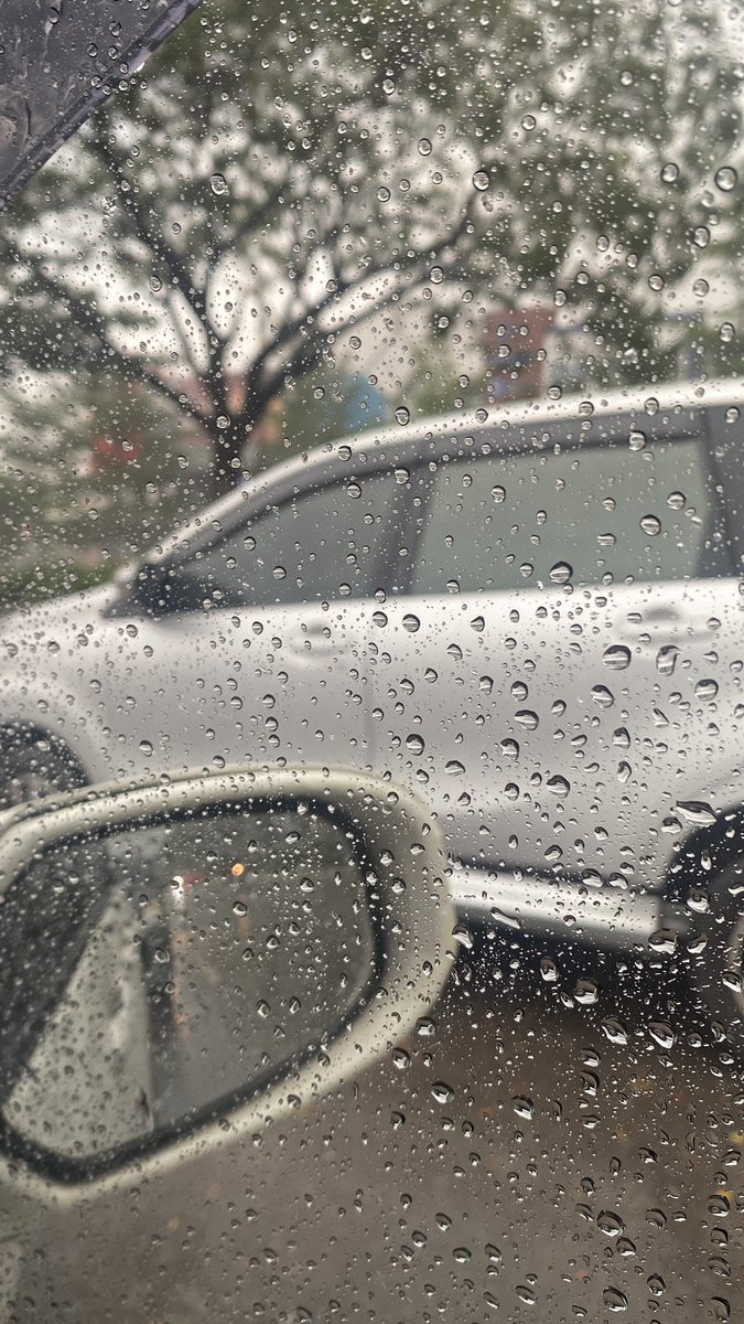 niningindiraa's tweet photo. Rainy monday hmm 🙁 https://t.co/aUN1YbQU6X