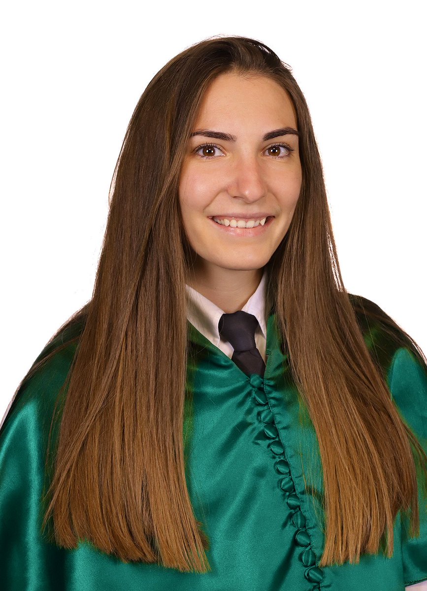 Maariina20's tweet photo. me apetece decir también por aquí que ya soy maestra y estoy muy feliz por ello 🎓🤩 https://t.co/hFigBySxG0