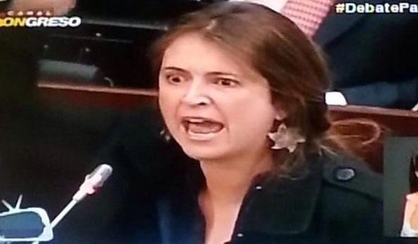 Alicenotin's tweet photo. Atención 🚨 Luego de la precipitada salida del país de Marbelle, María Fernanda perdió sus Cabales y Paloma salió a volar! https://t.co/Q4KJbCqeHa