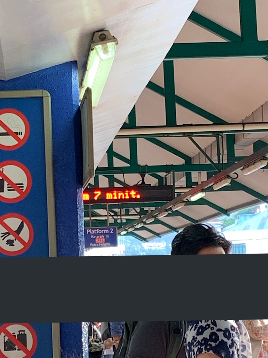 aimanjy's tweet photo. lrt kj lines interval every 7-8 minutes... youve got to be kidding me @AskRapidKL https://t.co/CYeQfWuI0P