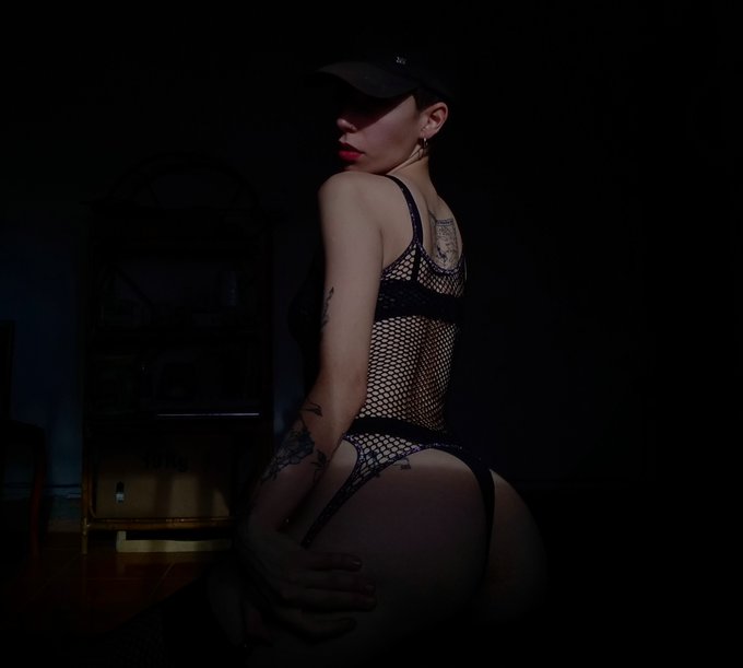 a postrarse y adorarme que me merezco to' . Quieren ver este qlo rebotar? Al md a comprar m&iacute; contenido
