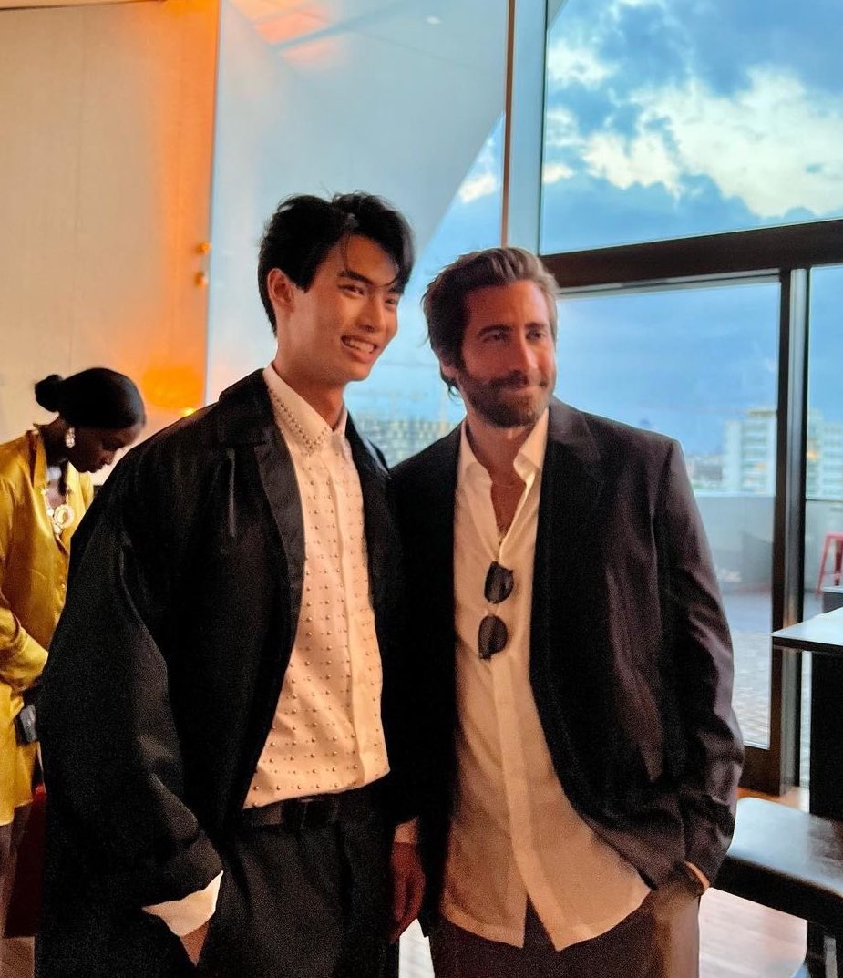 mtwbbbn's tweet photo. น้องวินถ่ายกับ Jake Gyllenhaal ที่มีผลงานล่าสุดคือ Spider Man 2019 / เรียกไม่หันแล้วนะจุดนี้ มันปังมันเริ่ดดด!
#PRADAxWINMetawin
#PradaSS23 #winmetawin https://t.co/Ppe5GceoC6