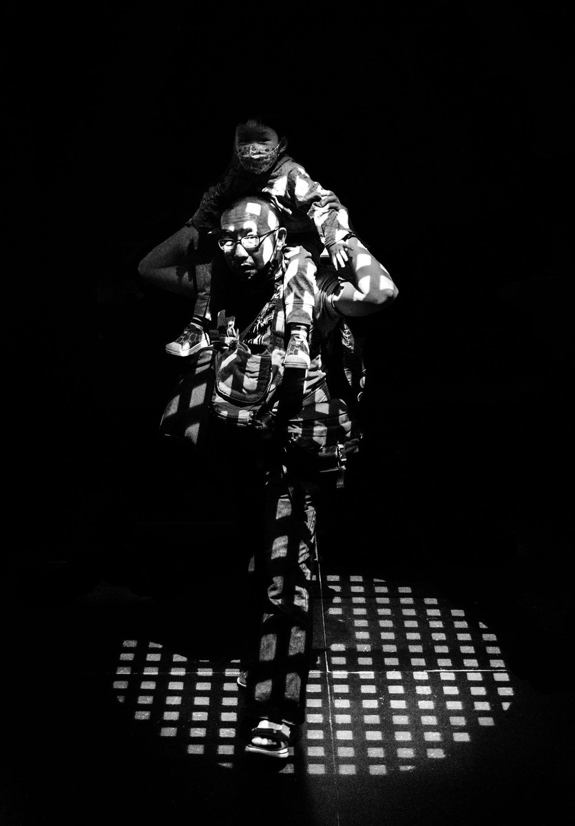 Intothefocuszon's tweet photo. "On my shoulder"

“Dads are most ordinary men turned by love into heroes, adventurers, storytellers, and singers of song.” – Unknown

Happy Father's Day to all the Dads out there!

#streetphotography #blackandwhitephotography #fujifilm #Singapore https://t.co/zdcXYt16MT