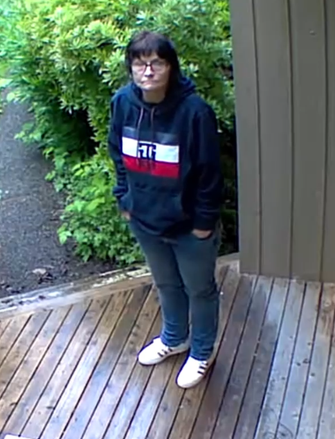 MattSmithFOX13's tweet image. These three cased a joint out near Tiger Mountain... spent about 20 minutes outside on Saturday morning before two went inside and started removing items.. the homeowner had slept through their knocks and awoke as the women pictured on the deck went through his things. 1/2