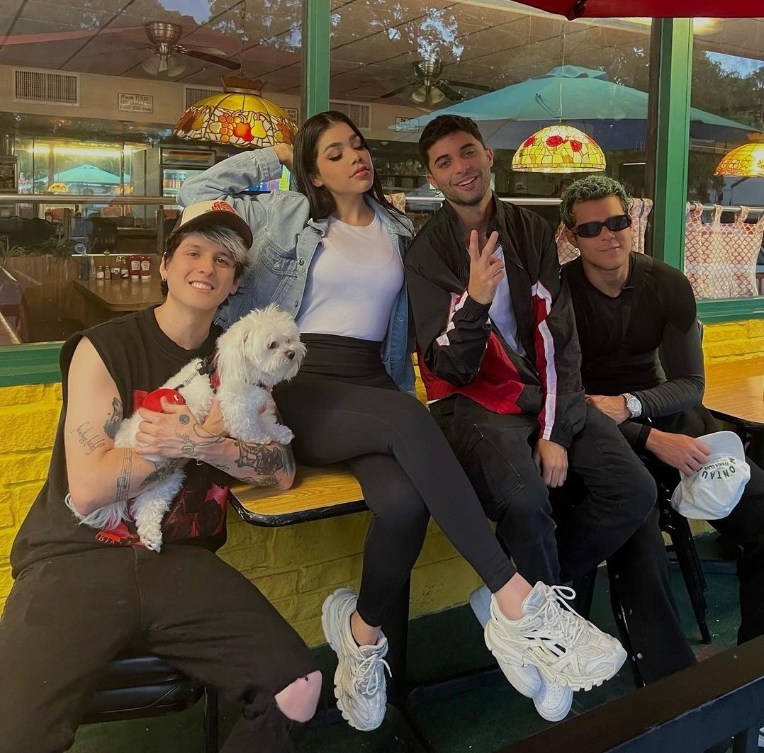 KENIALATINA's tweet photo. Kenia Os en Miami junto a CNCO "una de las bandas más importantes del mundo". 🇺🇸 https://t.co/FZJ17cRad8