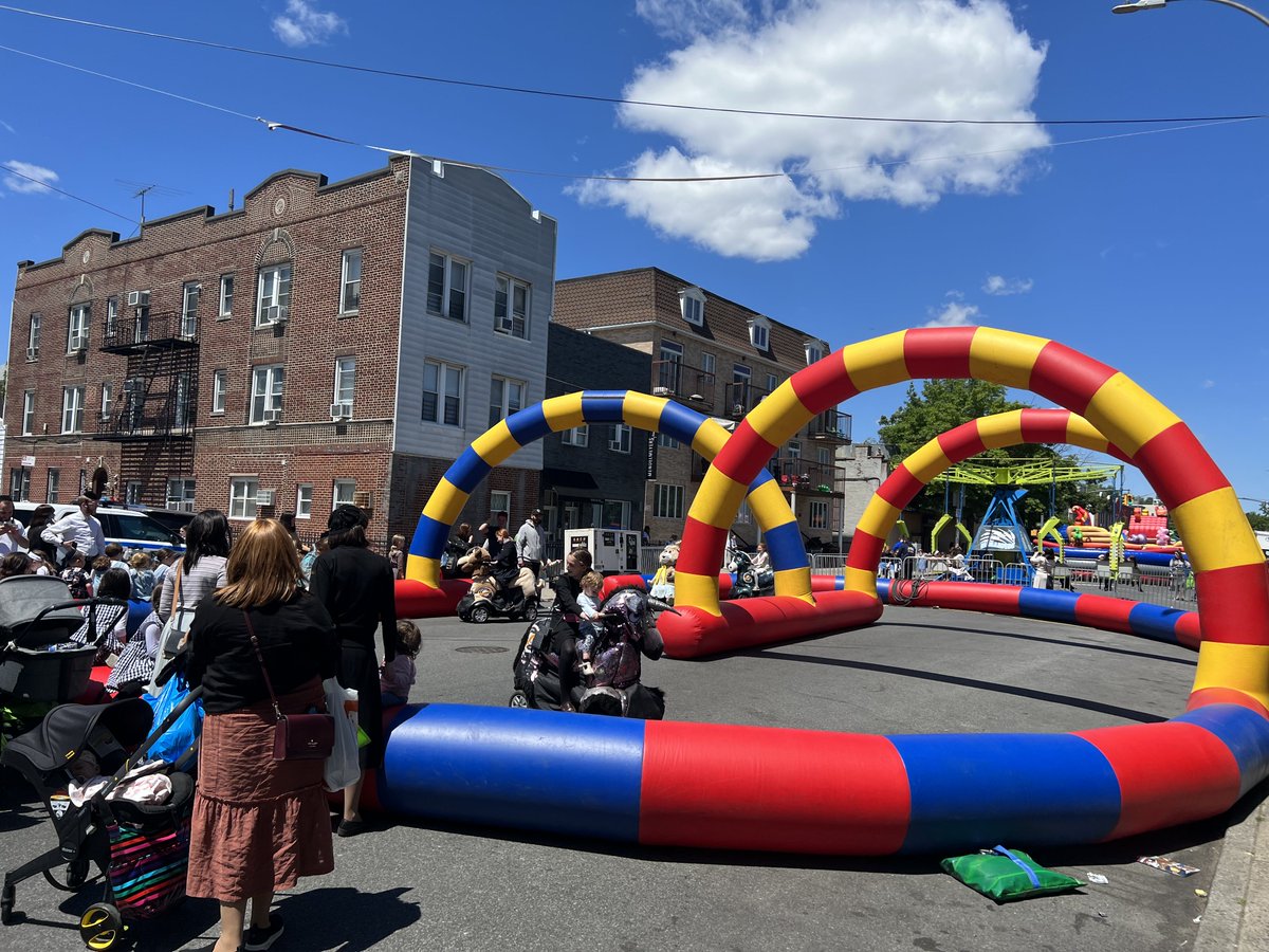 NYPD66Pct's tweet photo. Great ☀️ day at the @BPShomrim Bike 🚲 registration. Thank you to Boro Park shomrim for this great community event for all to enjoy. @NYPDBklynSouth https://t.co/CRGwkh1oDe