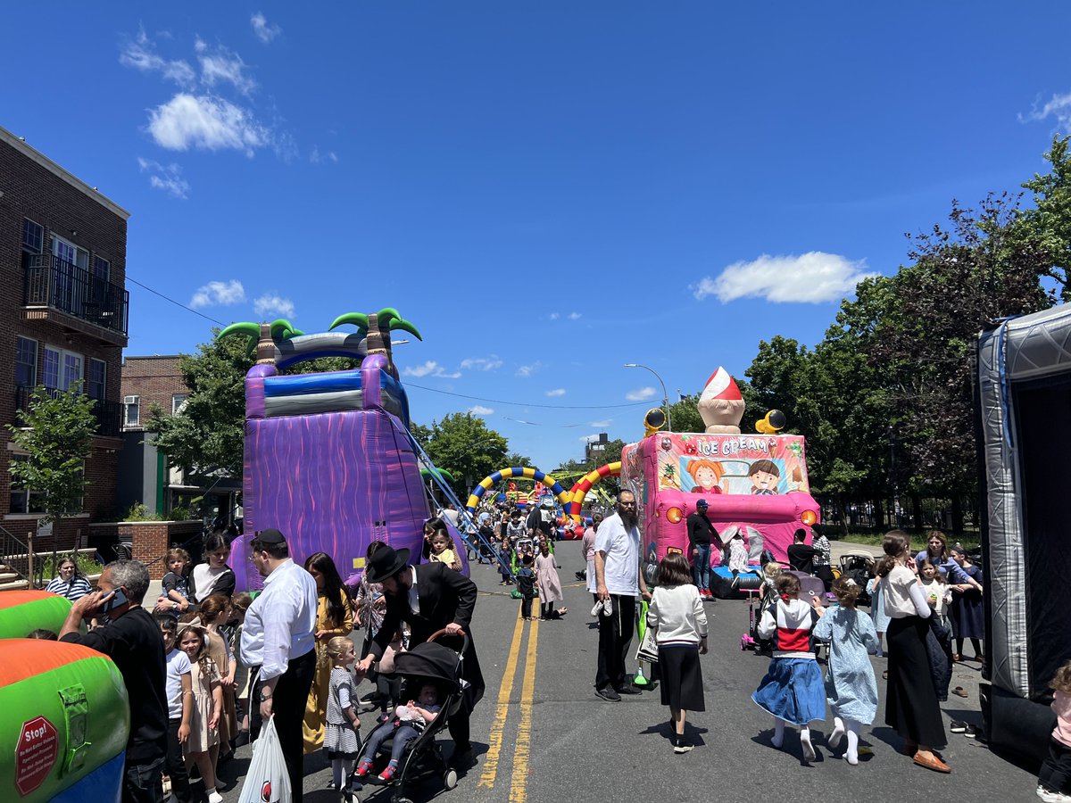 NYPD66Pct's tweet photo. Great ☀️ day at the @BPShomrim Bike 🚲 registration. Thank you to Boro Park shomrim for this great community event for all to enjoy. @NYPDBklynSouth https://t.co/CRGwkh1oDe
