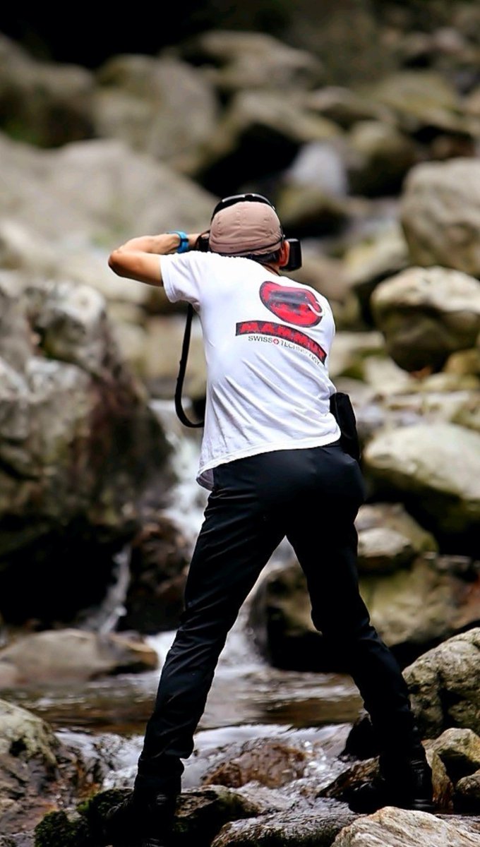 .
.
다시는
잡지 않으려한 카매라

다시
상처로 오지 말기를

외들
찍어줄때만 좋아하는지
.