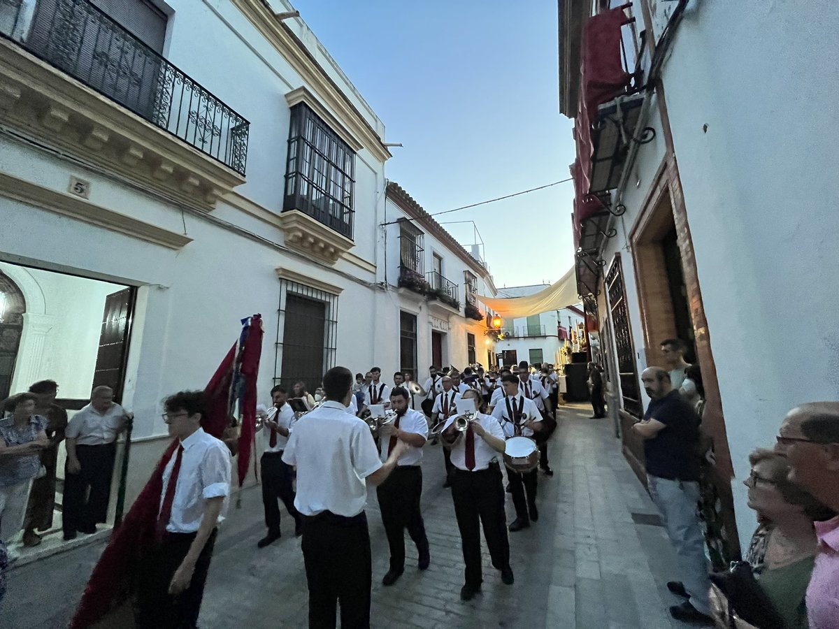 BFilarmonica's tweet photo. Suena “La Estrella Sublime” en calle Antonio Machado #suenalaFilarmónica #BFCB #gloriasfilarmonicas https://t.co/DON1soBfOL