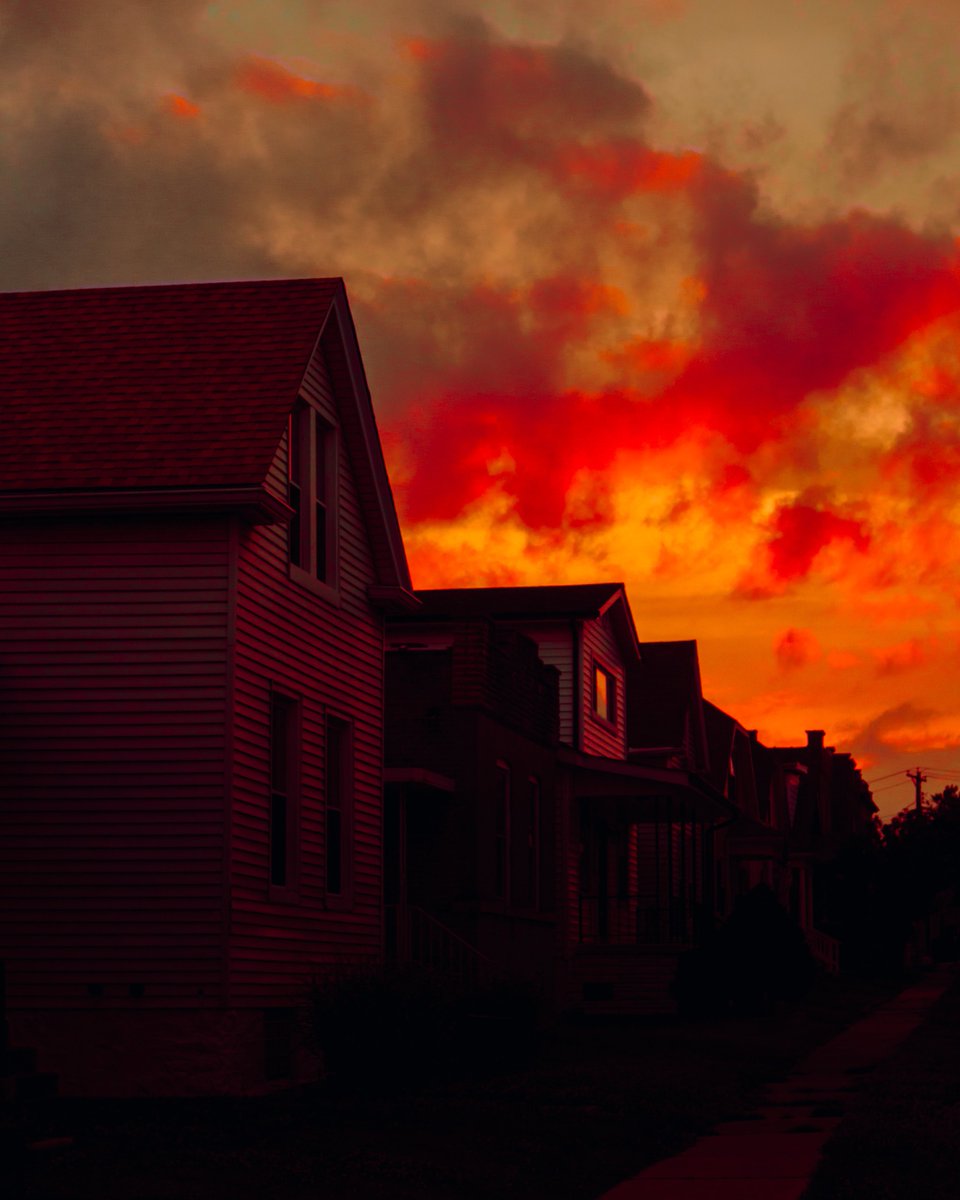 ArtisticVisuals's tweet photo. the sky on fire https://t.co/MXx8klPG7H