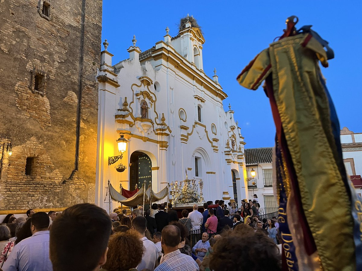 BFilarmonica's tweet photo. Finaliza  la Procesión del Corpus Christi #suenalaFilarmónica #BFCB #gloriasfilarmonicas https://t.co/LGYmk5sIna