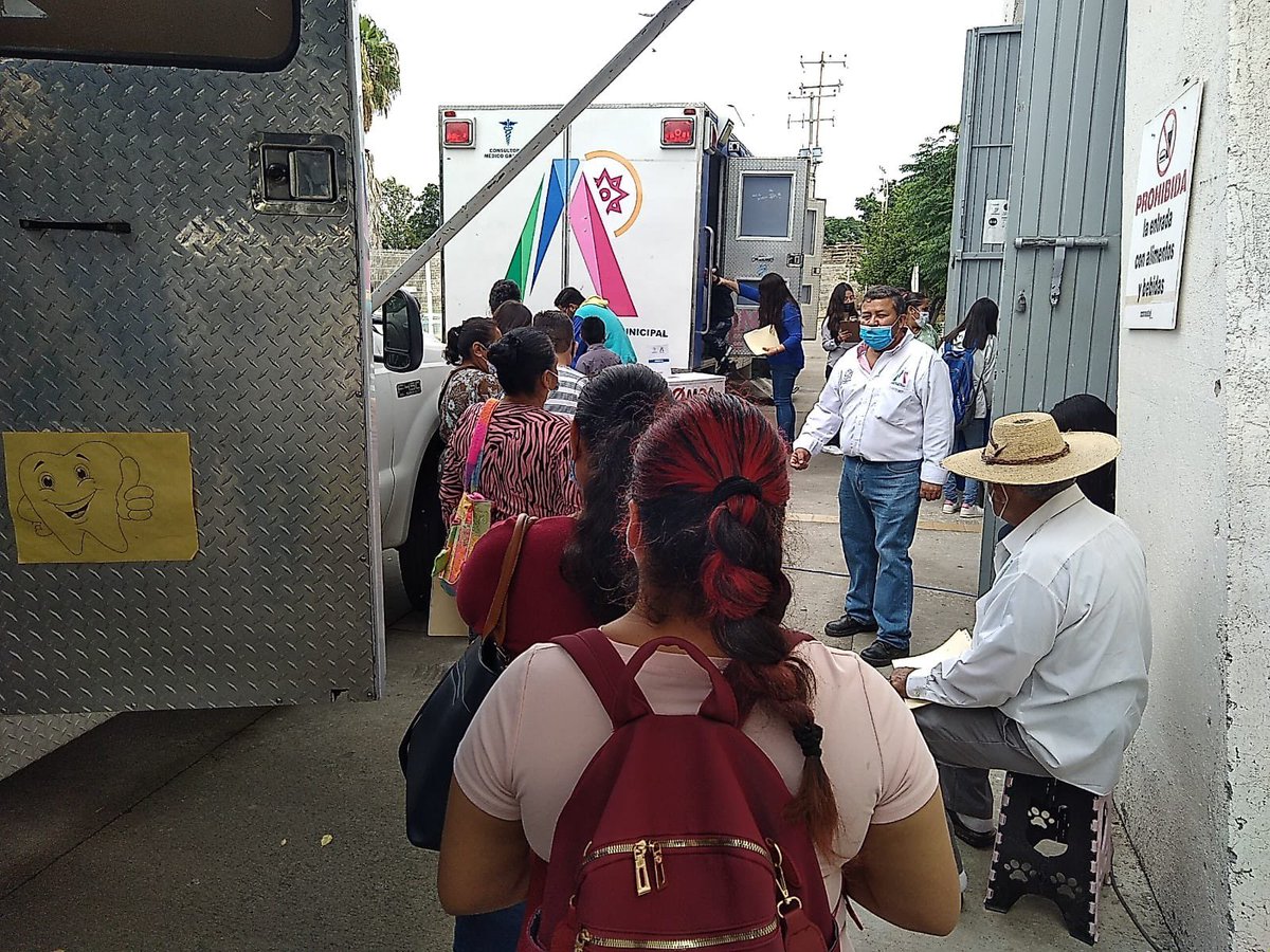 LorenaAlfaroG's tweet photo. El equipo de @DIFIrapuato en coordinación con #ProximidadCiudadana y @IrapuatoSalud llevaron una brigada de servicios a las instalaciones de #COMUDAJ donde brindaron: atención médica y dental a personas que son parte de colectivos de búsqueda.
#QueNadieSeQuedeAtrás https://t.co/OgxLHEl4qn