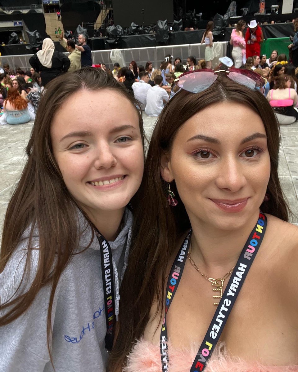 Emily__Louise_'s tweet photo. Before and after being blessed last night @Harry_Styles https://t.co/2Gz4c2qGjY